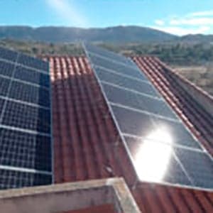 Autoconsumo con baterías y alumbrado solar en Alcosser