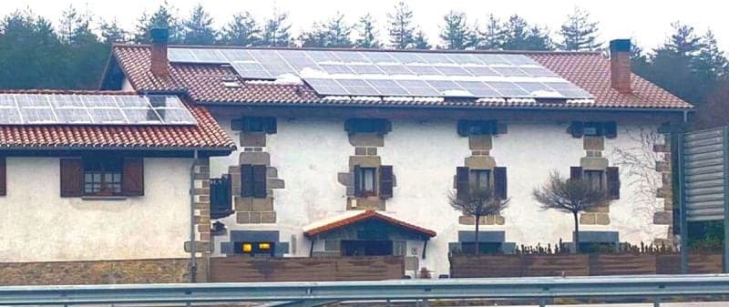 Autoconsumo de 52 kWp con baterías para un restaurante en Mugiro